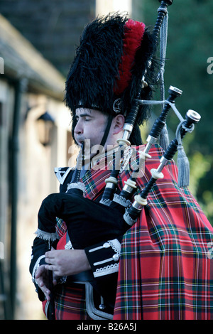 Scottish piper, uomo suonare la cornamusa in abito tradizionale, Southern Highlands Scozia, Gran Bretagna, Europa Foto Stock