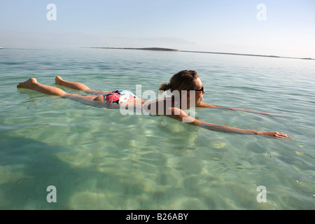 Donna fluttuante nel Mar Morto, Ein Bokek, Israele Foto Stock