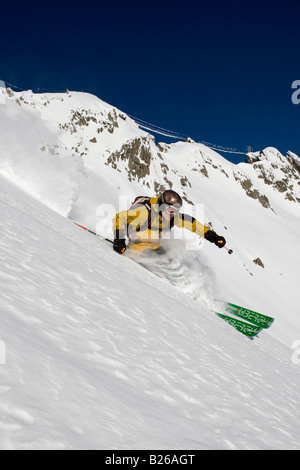 Sciatore freeride, Gemsstock regione sciistica, Andermatt, Canton Uri, Svizzera Foto Stock