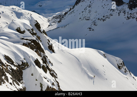 Sciatore femmina freeride, Gemsstock regione sciistica, Andermatt, Canton Uri, Svizzera Foto Stock