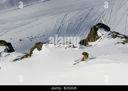 Sciatore femmina freeride, Gemsstock regione sciistica, Andermatt, Canton Uri, Svizzera Foto Stock