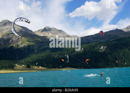 Il kite surf sul lago Silvaplaner, alta Engadina, Grigioni, Svizzera Foto Stock