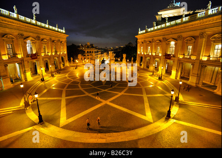 Piazza del Campidoglio sulla sommità del colle Capitolino nella luce della sera, Roma, Italia Foto Stock