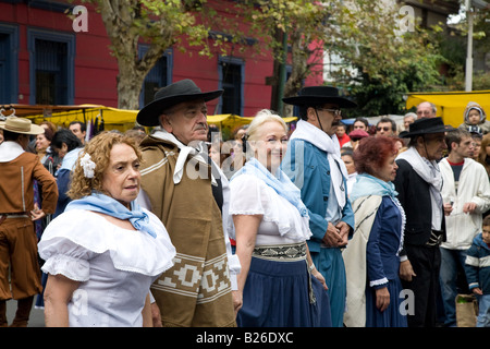 Le prestazioni di ballo, Feria de Matadero, Buenos Aires, Argentina Foto Stock