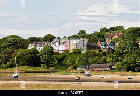 Yachts a porto con case in Alnmouth Village, Inghilterra Foto Stock