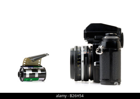 35mm fotocamera a pellicola e un rotolo di pellicola di scorrimento Foto Stock