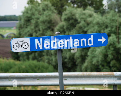 Nederland Paesi Bassi in questo modo dal segno di bicicletta Hazeldonk vicino l'olandese confine belga Belgio Foto Stock