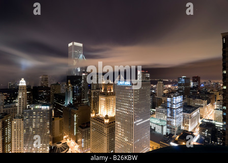 Est di Chicago Loop con una bassa drammatico il cloud Foto Stock