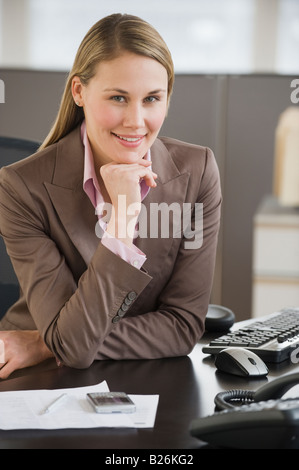 Imprenditrice seduto alla scrivania Foto Stock