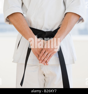 Uomo che indossa il karate cintura nera Foto Stock