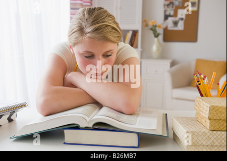 Ragazza adolescente facendo i compiti di scuola Foto Stock