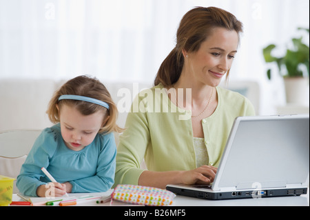 La madre lavora accanto alla figlia la colorazione Foto Stock