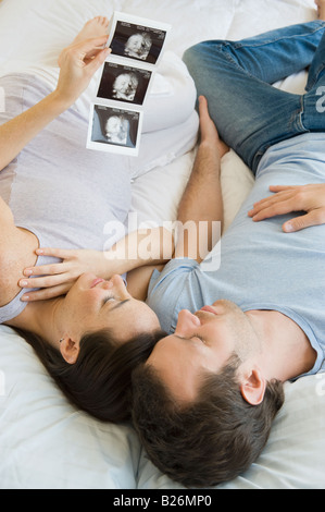 Gravidanza coppia ispanica guardando la stampa ad ultrasuoni Foto Stock