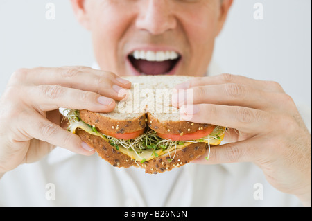 L'uomo mangiare panino Foto Stock