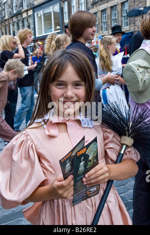 Ragazza giovane giocando Jane banche in Mary Poppins sul Royal mile all'Edinburgh Fringe Festival, Scotland, Regno Unito Foto Stock