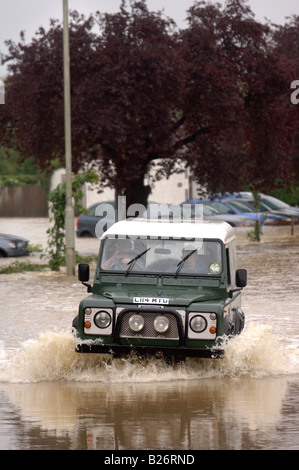 Un Land Rover Defender aziona attraverso alluvione a Tewkesbury durante le inondazioni nel Gloucestershire luglio 2007 REGNO UNITO Foto Stock