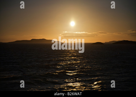 Golden Sunset attraverso il Nord Minch Lewis e Stornoway Foto Stock