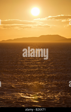 Golden Sunset attraverso il Nord Minch Lewis e Stornoway Foto Stock