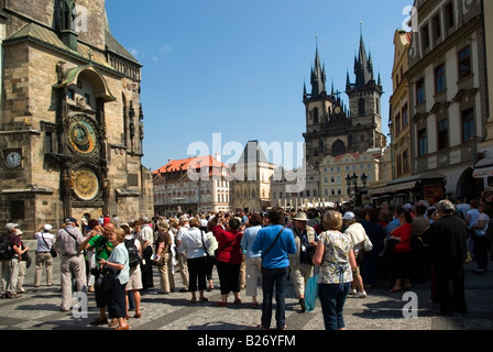 I turisti a guardare orologio astronomico con carillon Orloj sul municipio nella piazza principale della città vecchia di Praga Repubblica Ceca Foto Stock