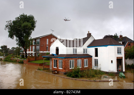 Un Salvataggio in elicottero cerchi su strade residenziali sotto alluvione a Tewkesbury GLOUCESTERSHIRE LUGLIO 2007 REGNO UNITO Foto Stock