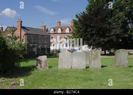 Vista attraverso il Cimitero di Dorchester chiesa abbaziale verso la High Street Dorchester Oxfordshire Foto Stock