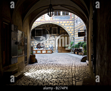 Vista attraverso il portone al castello di Cesky Krumlov Repubblica Ceca Foto Stock