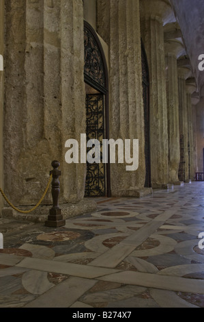 Interno del Duomo che mostra massicce colonne Greche Foto Stock