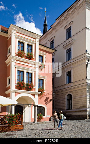 Due ragazze parlano in Piazza Namesti Svornosti Cesky Krumlov Repubblica Ceca Foto Stock