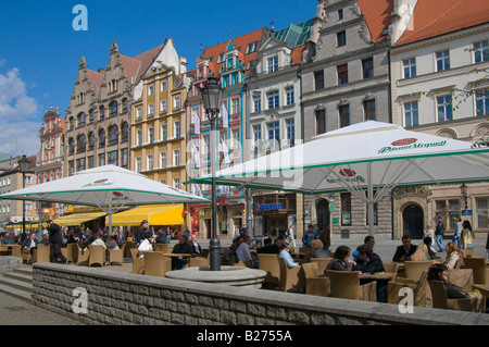 Wroclaw, Slesia, Polonia. La gente seduta fuori del ristorante nella piazza principale del mercato (Rynek) Foto Stock