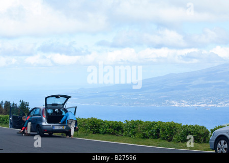 Tourist entrando nel loro auto dopo aver preso la vista dalla cima della Caldera sulla cima dell'isola di Faial Foto Stock