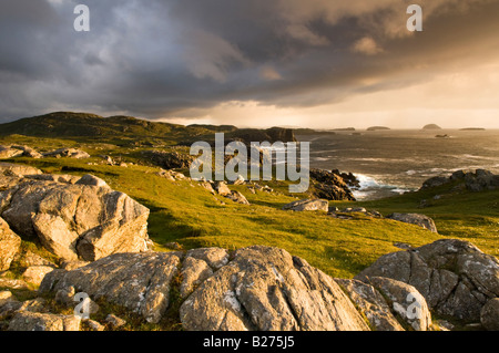 Sera tempesta sulla costa atlantica Rubha nan Gearrannan isola di Lewis Ebridi Scozia UK Foto Stock