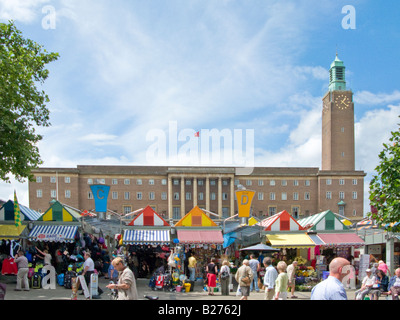 Norwich City Hall e la piazza del mercato con le bancarelle del mercato Foto Stock