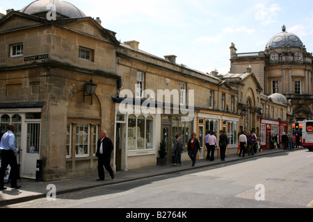 Fila di negozi sulla Pulteney Bridge nella città di Bath, Somerset, Inghilterra Foto Stock