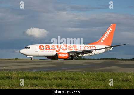 Un Boeing B737 series 700 del Regno Unito s bilancio EasyJet airline taxy s in all'Aeroporto di Luton Foto Stock