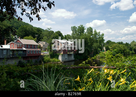 Vista dalla Shelburne Falls bridge mostra le case e le imprese a Buckland lungo il fiume Deerfield Foto Stock