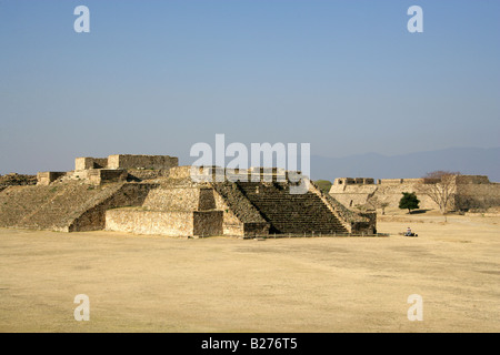 La piazza principale, il sito archeologico di Monte Alban vicino alla città di Oaxaca, Oaxaca, Messico Foto Stock