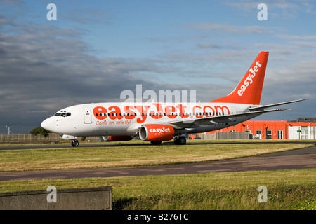 Un Boeing B737 series 700 del Regno Unito s bilancio EasyJet airline taxy s in all'Aeroporto di Luton Foto Stock