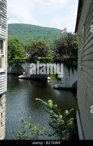 Due edifici della città di Buckland telaio una vista del Shelburne Falls Ponte dei fiori Foto Stock