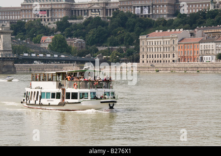 Tour in barca le vele verso il basso Danubio a Budapest il trasporto di turisti Foto Stock