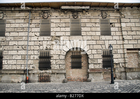 Vecchio edificio con barre di ferro sulla finestra e mostra i danni da fori di proiettile dalla seconda guerra mondiale 2 Foto Stock