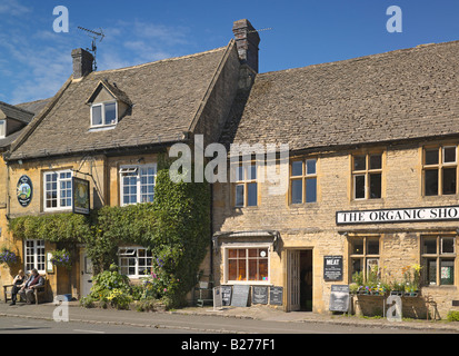 Inn e memorizzare nella piazza del mercato, Stow-su-il-Wold Foto Stock