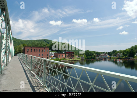 Vista dalla shelburne falls bridge mostra l'acqua liscia sopra le cascate con la città in background Foto Stock