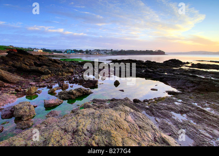 La rottura dell'alba sulla foreshore a Goodrington Sands nel South Devon Foto Stock