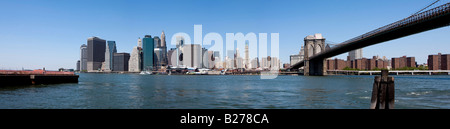 Panorama di Manhattan il quartiere finanziario e il Ponte di Brooklyn Foto Stock