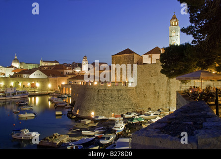 Dubrovnik Città Vecchia, outdoor cafe vicino al cancello PLOCE affacciato sul Porto Vecchio il porto di sera Foto Stock