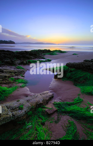 La rottura dell'alba sulla foreshore a Goodrington Sands nel South Devon Foto Stock