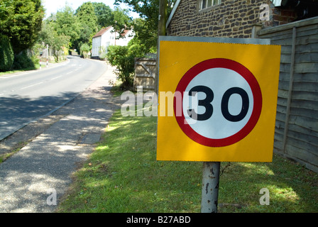Trenta mph velocità su strada segno sulla strada rurale Foto Stock