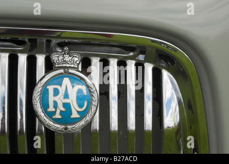 RAC (Royal Automobile Club) badge sulla griglia di un auto classica. Foto Stock