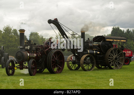 Un Burrell 6nhp Scopo generale del motore di trazione costruito nel 1916 traina un Fowler B5 8Gru nhp motore costruito nel 1901. Foto Stock