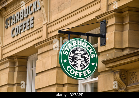 Moderno caffè Starbucks firmare al di fuori di un vecchio edificio vittoriano a York, Inghilterra Foto Stock